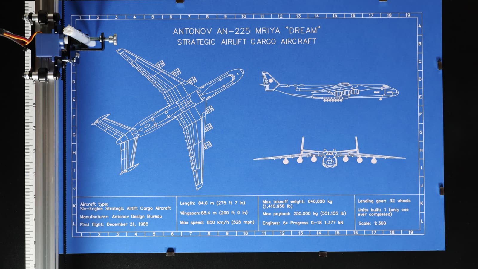 Le robot traceur dessinant le plan de l'Antonov An-225