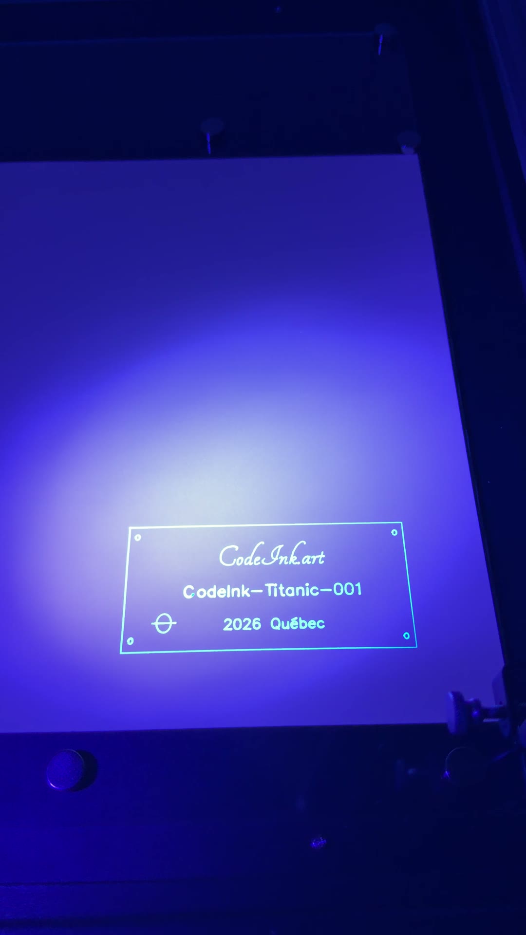 La signature CodeInk qui brille sous lumière UV au dos d'une pièce tracée